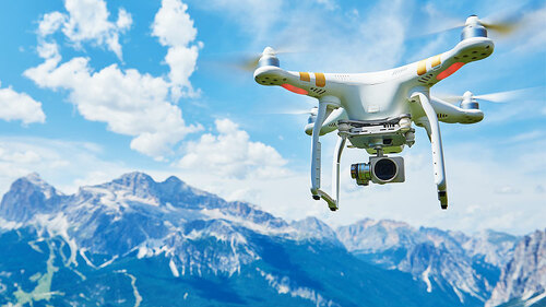 Drohne-vor-Gebirge-94138046-FO-Kadmy