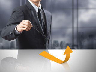 Anzugtraeger-hebt-Pfeil-an-62856262-FO-Warakorn