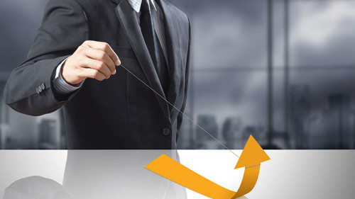 Anzugtraeger-hebt-Pfeil-an-62856262-FO-Warakorn