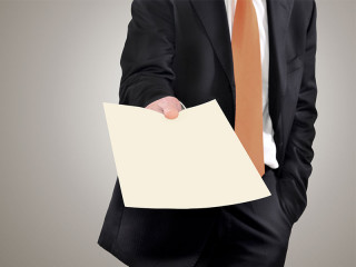 Anzugtraeger-ueberreicht-Akte-61952876-FO-Vincenzo-De-Bernardo