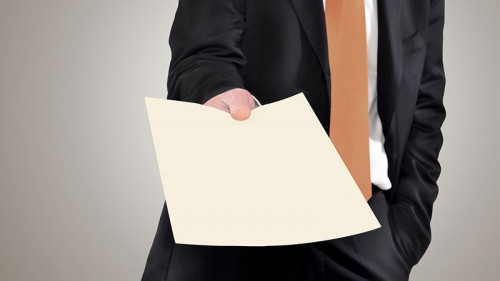 Anzugtraeger-ueberreicht-Akte-61952876-FO-Vincenzo-De-Bernardo