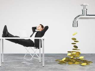 mann-relaxed-geld-aus-wasserhahn-98122967-FO-peshkov