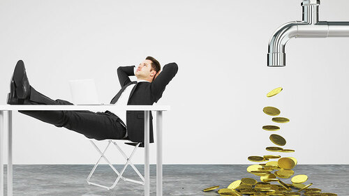 mann-relaxed-geld-aus-wasserhahn-98122967-FO-peshkov