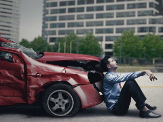 auto-kaputt-fahrer-deprimiert-109451995-FO-Creativa-Images