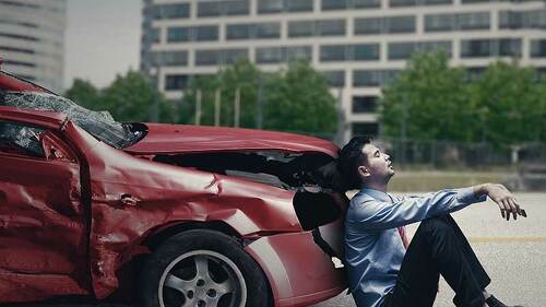 auto-kaputt-fahrer-deprimiert-109451995-FO-Creativa-Images