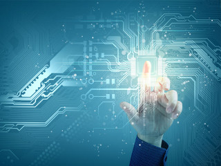 Hand-auf-digitalen-Leiterbahnen-46303741-FO-Sergey-Nivens