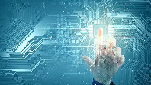 Hand-auf-digitalen-Leiterbahnen-46303741-FO-Sergey-Nivens