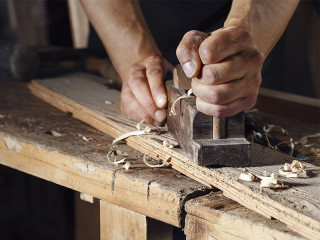 Handwerker-hobelt-91469310-FO-guerrieroale