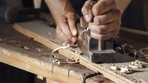 Handwerker-hobelt-91469310-FO-guerrieroale