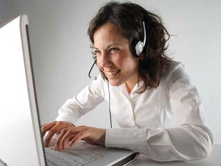 frau-weiße-bluse-web-chat-13501927-FO-olly