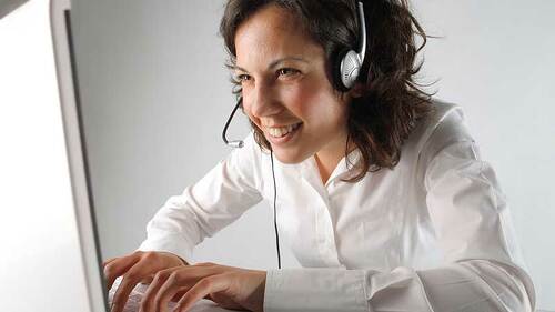 frau-weiße-bluse-web-chat-13501927-FO-olly