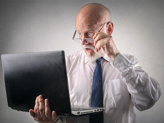 Laptop-verwudnert-Anzugtraeger-92102923-FO-olly