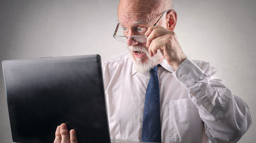 Laptop-verwudnert-Anzugtraeger-92102923-FO-olly