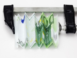 Hundert-Euro-Schein-in-Schraubzwinge-25690997-FO-Joachim-Wendler