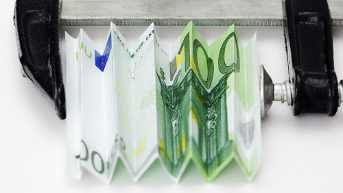 Hundert-Euro-Schein-in-Schraubzwinge-25690997-FO-Joachim-Wendler