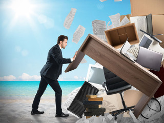 Anzugtraeger-Buero-Strand-106632771-FO-alphaspirit