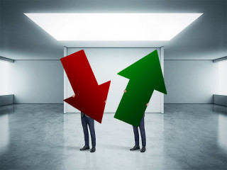 Anzugtraeger-Pfeile-negativ-und-positiv-64450580-FO-SFIO-CRACHO