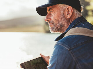 Mann-Tablet-Natur-104728750-FO-Jacob-Lund