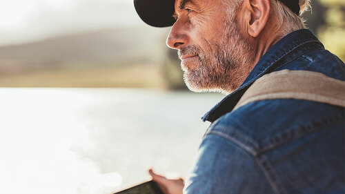 Mann-Tablet-Natur-104728750-FO-Jacob-Lund