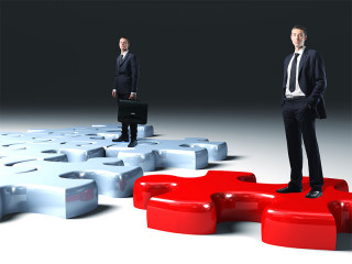 Anzugtraeger-auf-Puzzleteilen-22899382-FO-Tommi