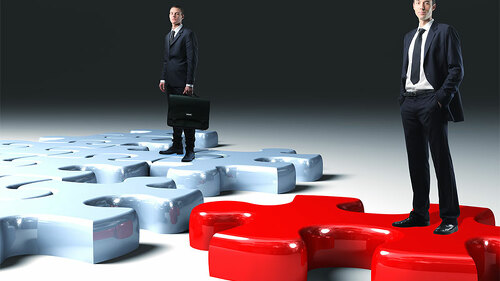 Anzugtraeger-auf-Puzzleteilen-22899382-FO-Tommi