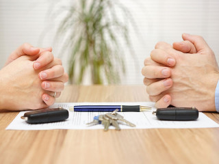 Faeuste-Tisch-Scheidung-81169111-FO-Bacho-Foto