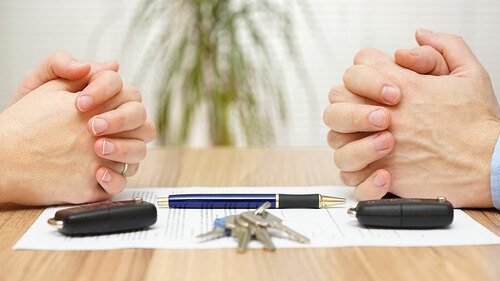 Faeuste-Tisch-Scheidung-81169111-FO-Bacho-Foto