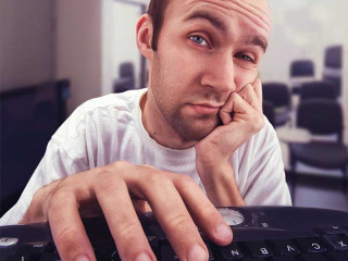 mann-gelangweilt-am-pc-84621826-FO-Normad-Soul