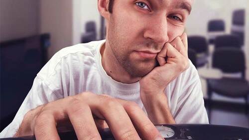 mann-gelangweilt-am-pc-84621826-FO-Normad-Soul