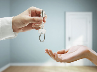 Haende-Wohnung-Schluessel-Uebergabe-42268366-FO-peshkova