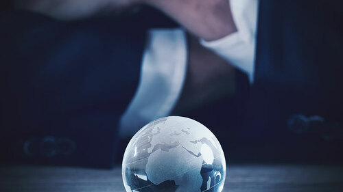 Anzugtareger-Glas-Globus-122089948-FO-alphaspirit