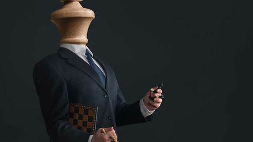 schachfigur-mann-traegt-schachbrett-87449384-FO-Ezio-Gutzemberg