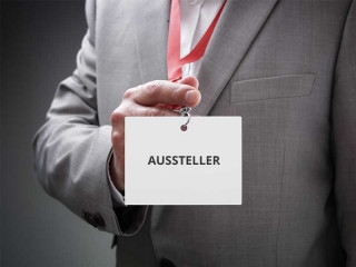 Anzugtraeger-Asuweis-um-Hals-88422280-FO-Brian-Jackson