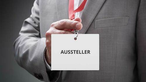 Anzugtraeger-Asuweis-um-Hals-88422280-FO-Brian-Jackson