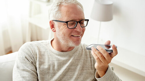 Mann-redet-mit-Smartphone-123922611-FO-Syda-Productions