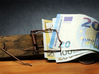 Geldscheine-in-Mausefalle-97911501-FO-Comugnero-Silvana