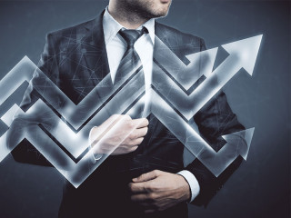 Transparente-Pfeile-vor-Anzugtraeger-156702551-FO-peshkova