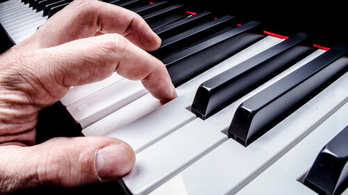 Hand-auf-Klavier-315012-PB-PublicDomainPictures