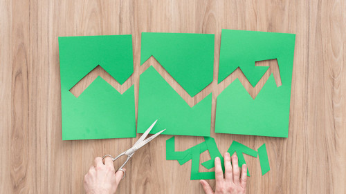 Mann-schenidet-Graph-aus-Papier-113459623-FO-stokkete