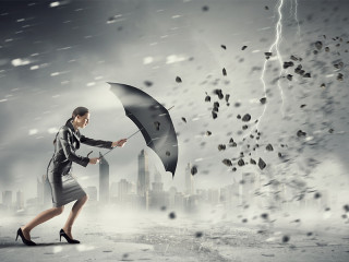 Anzugtraegerin-Regeschirm-Sturm-Blitz-123398423-FO-Sergey-Nivens