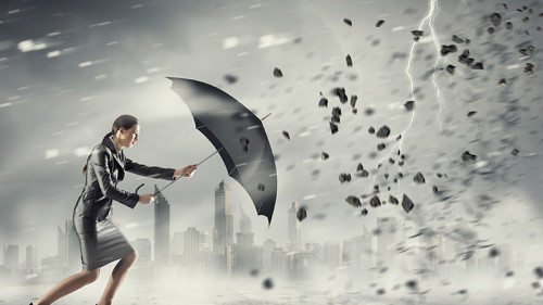Anzugtraegerin-Regeschirm-Sturm-Blitz-123398423-FO-Sergey-Nivens