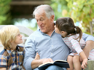 Großvater-mit-Enkeln-70558710-FO-goodluz