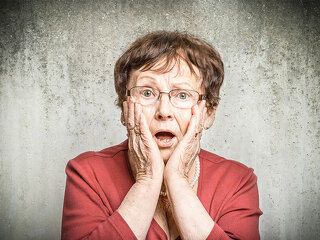 Entsetzte-Seniorin-109896019-FO-DDRockstar