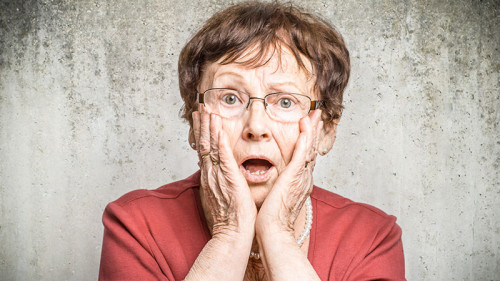 Entsetzte-Seniorin-109896019-FO-DDRockstar