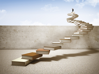 Anzugtraeger-auf-Buecher-Treppe-43725429-FO-tiero