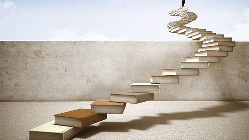 Anzugtraeger-auf-Buecher-Treppe-43725429-FO-tiero