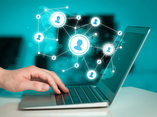 Hand-Laptop-Koepfe-Netzwerk-130797573-FO-ra2-studio