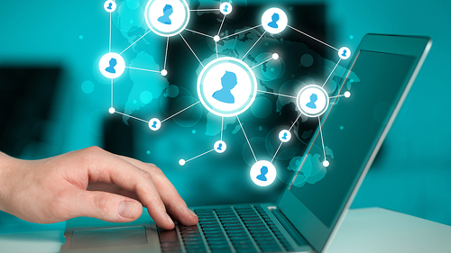 Hand-Laptop-Koepfe-Netzwerk-130797573-FO-ra2-studio