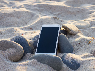 Smartphone-im-Strand-Sand-1344985-PB-TheHilaryClark
