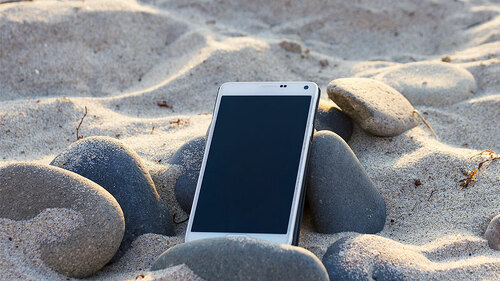 Smartphone-im-Strand-Sand-1344985-PB-TheHilaryClark